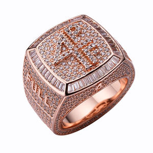Bague signet unisexe en or rose avec diamant taille ovale et sertissage pavé complet, cadeau d'anniversaire de mariage - Product Image 1