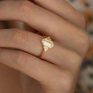 Anillo de Compromiso Único con Cinco Piedras de Diamante de Laboratorio, Corte Esmeralda y Baguette, Oro Amarillo de 14K, Joyería Fina Moderna Personalizable, Regalo - Product Image 2