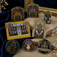 Maßgefertigter vergoldeter Gothic-Architektur-Emaille-Pin, Kathedrale und Herrenhaus Blumen-Metallabzeichen, Vintage-Souvenir-Brosche, OEM-Großhandel