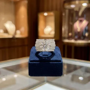 Anillo de Compromiso y Aniversario de Boda de Lujo en Oro de 14K/18K con Diamantes Cultivados en Laboratorio con Corte Brillante para Mujer, Oro Premium - Product Image 3
