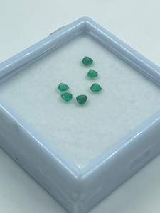 Esmeralda Zambiana de la Mejor Calidad, Corte Trillón, Gema Verde Natural, 0.78 Quilates, 3.50MM, Colgante de Joyería Fina - Product Image 4