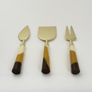 Juego de Cuchillos para Quitar Queso de Color Dorado de Primera Calidad con Mangos de Resina, Ideal para Uso en Restaurantes y Hoteles, Recubrimiento PVD Dorado - Product Image 2