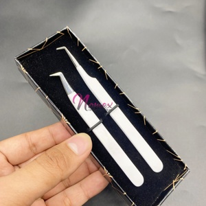 Pinzas para Pestañas de 90 Grados, Blancas, de Acero Inoxidable Sostenible, Ligeras, con Agarre Fuerte y Punta Dentada - Product Image 6