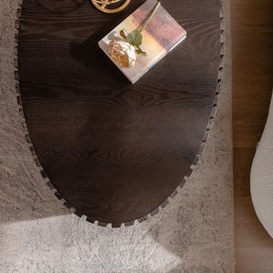 Tavolino da Caffè Ovale in Legno Artigianale con Robusto Piedistallo a Forma di Oliva per Soggiorno - Product Image 5