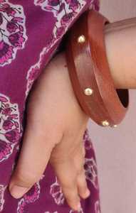 Bracelet élégant en bois naturel et en laiton fait à la main bijoux de mode écologiques pour les femmes - Product Image 5