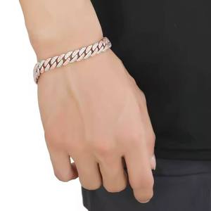Bracelet cubain en moissanite avec logo personnalisé, style hip-hop, plaqué or 18 carats, disponible au meilleur prix, directement de l'usine. - Product Image 2