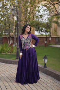 Robes magnifiques pour la Navratri, avec broderies de fils et de miroirs, et dentelle Codi. - Product Image 5