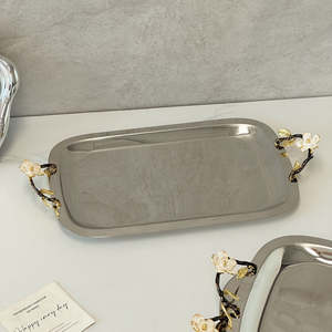 Un plateau de service en métal améliore la présentation des aliments, faisant apparaître même les plats simples élégants et soigneusement disposés. - Product Image 4