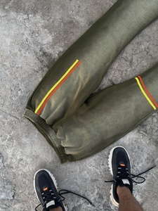 Pantalones de chándal jogger personalizados para hombre 2026, de invierno, lisos, con lavado ácido, cintura elástica, logo frontal y raya lateral, estilo casual urbano - Product Image 3