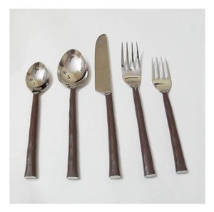 ชุดช้อนส้อมสแตนเลสสตีลหรูหราทันสมัยแบบ 5 ชิ้น สีทอง ดีไซน์เรียบหรู เป็นมิตรต่อสิ่งแวดล้อม เหมาะสำหรับการรับประทานอาหารระดับพรีเมียม พร้อมผิวสัมผัสโลหะที่สวยงาม - Product Image 4