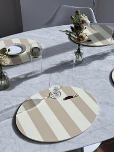 Salvamanteles redondo moderno de MDF lacado con rayas, diseñado para espacios de comedor contemporáneos, colecciones de vajilla de marca privada. - Product Image 3