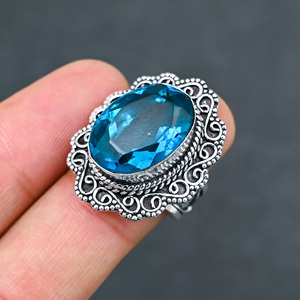 Anillo de Plata de Ley 925 con Topacio Azul Ovalado Creado en Laboratorio, Glamuroso y Hecho a Mano, Ideal para Fiestas y Bodas - Product Image 1
