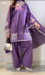 Fournisseur indien de costumes Salwar-Kameez et ensembles Dupatta en coton romain brodé, prêts à porter, de couleur violette, à prix de gros. - Product Image 2