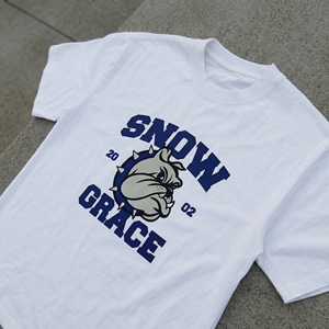 เสื้อยืดแขนสั้นสีขาวสำหรับผู้ชาย Snow Grace ทรงโอเวอร์ไซส์ พิมพ์ลายสกรีน ผ้าเจอร์ซีย์ลำลอง คอโอ 100% ผ้าฝ้าย - Product Image 2
