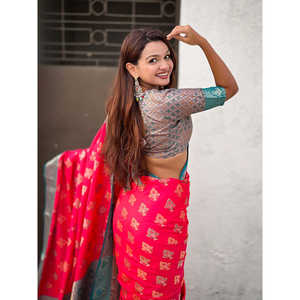 ผ้าไหมซารีสีชมพูเนื้อนุ่ม ทอแบบอิคคัต ปาโตลา ด้วยไหมซารี พร้อมลายทอแบบตัดกัน สำหรับงานคลับ - Product Image 3