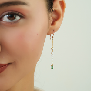 ต่างหูแบบห้อยประดับมรกตทรงเรียบหรู ดีไซน์มินิมอล ตัวเรือนทองคำขาว 14K งานแฮนด์เมด เครื่องประดับชั้นดี - Product Image 6
