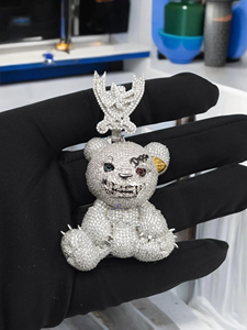Colgante de Oso Teddy de Lujo con Moissanita y Corona, Joyería Hip Hop VVS con Acabado Plateado y Aspecto de Diamante - Product Image 1