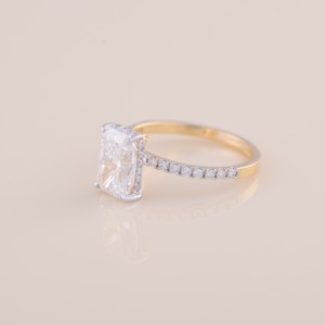 Anillo de Compromiso y Matrimonio con Diamante Cultivado en Laboratorio, Corte Radiante, Certificado por IGI, con Banda Pavé en Plata de Ley 925 - Product Image 2