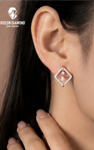 Pendientes de Diamantes Geométricos en Oro Rosa de 18K, Diseño Moderno con Centro Floral, Elegantes para Uso Diario, Joyería Fina, Regalo - Product Image 5