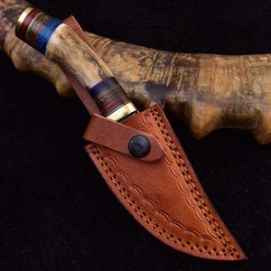 Cuchillo de caza artesanal de acero de Damasco, hoja de 4 pulgadas, borde parcialmente dentado, patrón de gota de lluvia, cuerno de ciervo, Dollar Sheet - Product Image 6