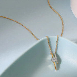 Collar de Diamantes con Halo Lineal Asimétrico de Lujo en Oro, con Centro Redondo Brillante Flotante y Diseño Vertical Elegante - Product Image 3