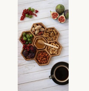 Plateau de service hexagonal en bois alvéolé avec cuillère à miel, plateau à collation en bois à 7 compartiments pour fromage et fruits, vente en gros - Product Image 2