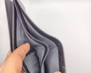 กระเป๋าสตางค์หนังแท้ Saffiano สำหรับผู้ชาย คุณภาพสูง พรีเมียม ป้องกัน RFID ขนาดสั้น ผลิตจากโรงงาน OEM ขายส่งสำหรับผู้ที่ต้องการใส่บัตร - Product Image 3