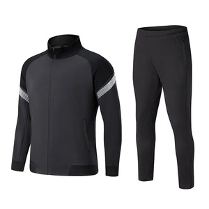 Survêtement noir pour homme avec veste zippée intégrale, manches rayées et pantalon assorti, séchage rapide, design sportif, idéal pour l'automne - Product Image 1
