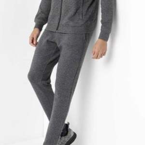 ชุดวอร์มผ้าฝ้าย 100% ทรงปกติ สปริงคอลเลคชั่น สำหรับผู้ชาย ชุด 2 ชิ้น เสื้อผ้ากีฬา กางเกงขายาว พร้อมโลโก้สั่งทำ OEM ODM - Product Image 4