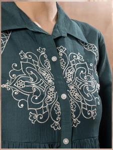 เสื้อเชิ้ตคอปก แขนพองสามส่วน แต่งลายปัก ความยาวปานกลาง ชายระบาย ผ้าจอร์เจตต์ เป็นมิตรกับสิ่งแวดล้อม เหมาะสำหรับงานทางการ - Product Image 6