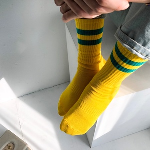 Chaussettes épaisses pour femmes, mode coréenne, couleur unie, haute élasticité, séchage rapide, en coton peigné doux et respirant - Product Image 1