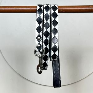 Laisses pour chien en cuir à carreaux noir et blanc, outillées à la main, solides et durables, personnalisées, de luxe et personnalisées en gros - Product Image 4