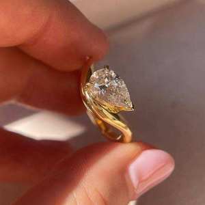 Bague de fiançailles de luxe pour femme en or 9 carats avec diamant de laboratoire en forme de poire 2 carats, pureté D VS1, certifié IGI, finition rhodium vintage - Product Image 2