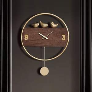 Horloge murale en bois et métal qui apporte une touche de ponctualité au quotidien, idéale pour les zones à fort trafic comme les salons et les bureaux. - Product Image 3