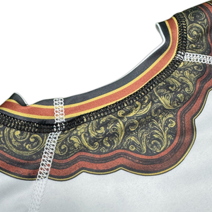 เสื้อรัชการ์ดแขนสั้นสีขาวสำหรับผู้ใหญ่ ลายพิมพ์ชนเผ่าสีแดงและสีทอง แห้งเร็ว เหมาะสำหรับเล่นกีฬา - Product Image 5