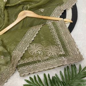 ผ้าไหมซาร์นาพรีเมียม VASTRA COTTAGE พร้อมลายพิมพ์ดิจิทัลลายดอกไม้สีสันสดใส ขอบผ้าประดับด้วยดิ้นทองอย่างหรูหรา และพู่ห้อยทำมือ - Product Image 1