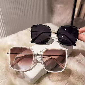 Lunettes de soleil tendance pour femmes à monture large, verres PC UV400, idéales pour les voyages et les rendez-vous, vente en gros à prix abordable - Product Image 4