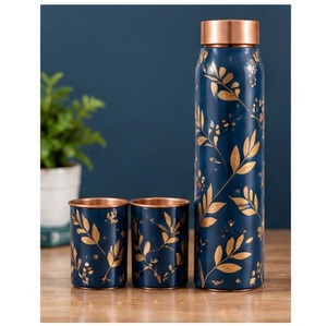 Ensemble de bouteilles d'eau modernes rouges à motifs floraux avec couvercle en cuivre, pack portable esthétique à fleurs rouges - Product Image 5
