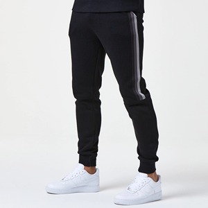 Ensemble de survêtement confortable conçu pour une utilisation toute la journée, avec un tissu doux, respirant et une coupe décontractée. - Product Image 4