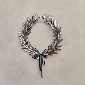 Couronne murale rustique en métal galvanisé avec feuillage argenté bronze et un élégant accent de ruban vert foncé - Product Image 1