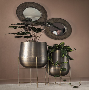 Maceta cilíndrica de plata martillada de primera calidad sobre un elegante soporte de alambre dorado arqueado, pieza decorativa de lujo, disponible a precios de mayorista. - Product Image 3