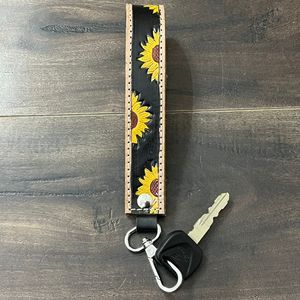 Porte-clés en cuir tressé fait main en forme de tournesol pour clés de voiture, élégant et durable, porte-clés en cuir de vache, accessoire cadeau - Product Image 4