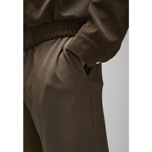 Novedad: Pantalones de chándal acampanados personalizados para hombre, joggers gruesos con efecto apilado, estampado en relieve y detalles desgastados. - Product Image 3