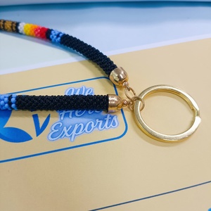 WE HERE EXPORTS Porte-clés de poignet tendance pour femme, fait main, avec perles imitation perle et pierres, à insérer dans les ongles, cadeau, bleu, rouge, jaune - Product Image 3