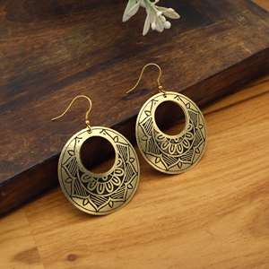 Boucles d'oreilles créoles en laiton gravé faites à la main |   Boucles d'oreilles pendantes géométriques Mandala |   Fournisseur de bijoux ethniques indiens bohèmes - Product Image 4