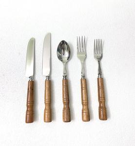 Ensemble de couverts traditionnels à manche en bois, 5 pièces, lavables au lave-vaisselle, finition polie miroir - Product Image 6