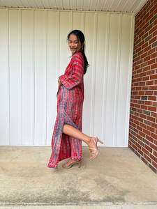 Robe longue kaftan tie-dye rouge, noir et gris, style tropical, vêtements de luxe pour la détente et les vacances - Product Image 2