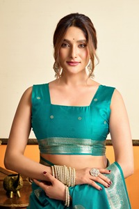 Choli de mariage indien traditionnel en soie turquoise avec broderie Zari et col carré pour femmes - Product Image 1