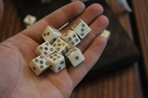 Dados de hueso pulidos D6 Vikingos/Medievales de 1/2 pulgada de grosor - Product Image 3