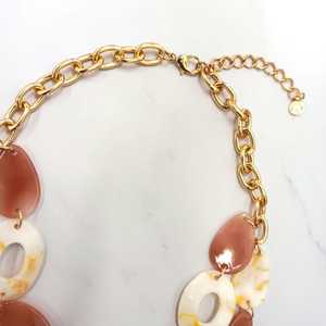 Collar de Resina con Eslabones de Mármol Rosa, Joyería de Lujo, Hecho a Mano, Collar Contemporáneo, Artesanía Moderna en Resina - Product Image 3